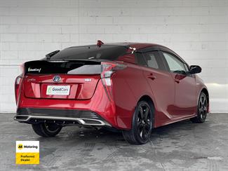 2016 Toyota PRIUS - Thumbnail