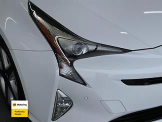 2016 Toyota PRIUS - Thumbnail