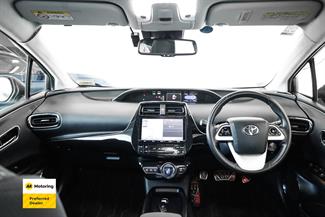 2017 Toyota PRIUS - Thumbnail