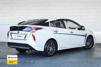 2017 Toyota PRIUS - Thumbnail