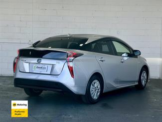 2016 Toyota PRIUS - Thumbnail