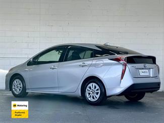 2016 Toyota PRIUS - Thumbnail